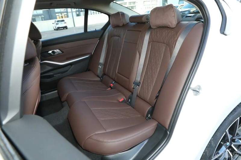 宝马3系325Li xDrive M运动套装后排座椅